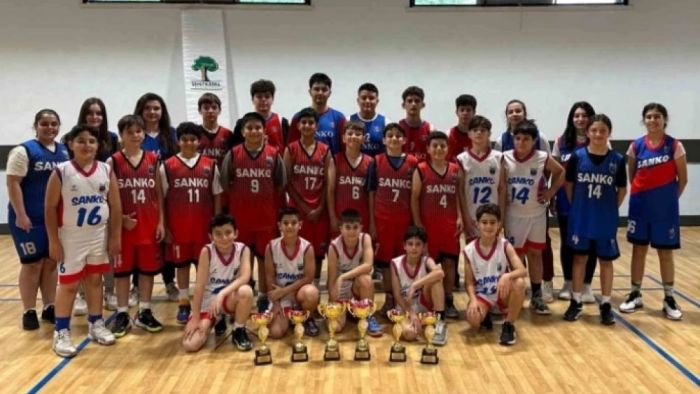 SANKO Okulları basketbol takımlarının şampiyonluk sevinci